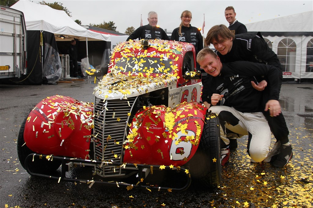 Da Mathias H. Jensen sammen med familien fejrede mesterskabet i OK Mobil 1 Legend Car Cuppen, kunne den afgående mester Magnus Madsen ikke lade være med at blande sig i festen.
(Foto: Henning Smed Madsen)